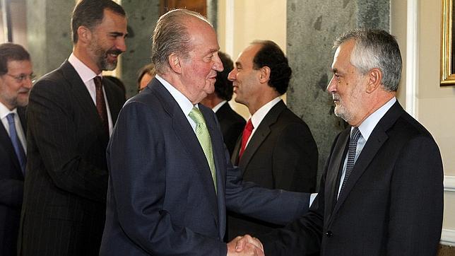 Griñán, con el Rey y el Príncipe en la conferencia de presidentes