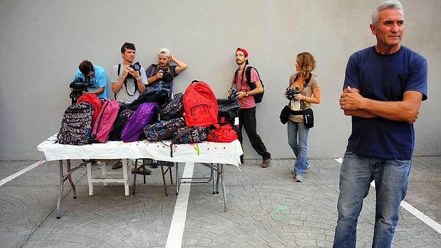 El SAT regala a 30 familias de la Corrala Utopía el material escolar robado