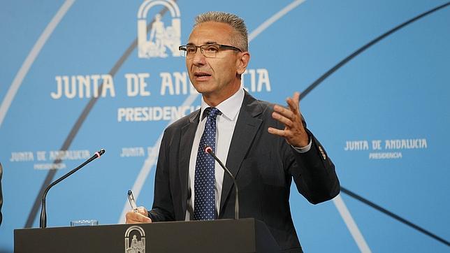 La Junta tacha de «prescindible» el auto que señala a Chaves y Griñán