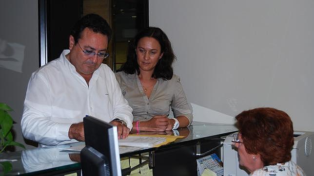 El PP entrega 1.800 firmas para pedir un autobús urbano en Montequinto