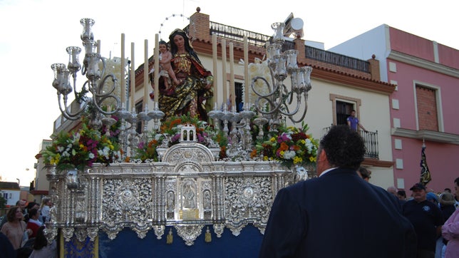 La Virgen de la Oliva recorre las calles de su barrio en una tarde memorable