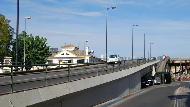Aprueban la sustitución de las barandillas en el puente de la avenida de Sevilla
