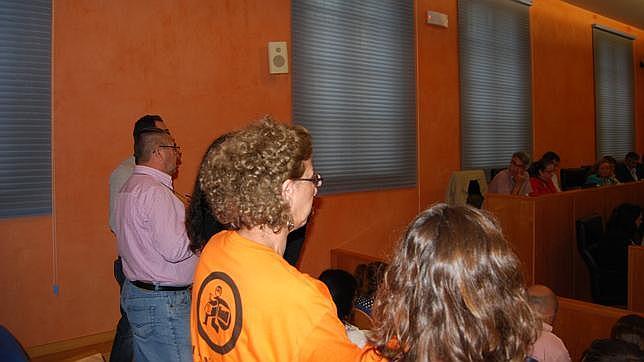 Afectados de la BPO-6 vuelven a reclamar en el Pleno de Dos Hermanas la devolución del dinero