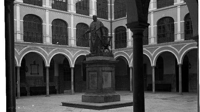 Uno de los patios de la Facultad de Bellas Artes, antes la sede de la Universidad de Sevilla