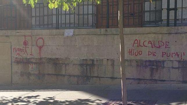 Aparecen pintadas que amenazan de muerte al alcalde de Jaén