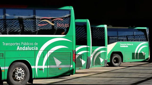 La Junta reduce su aportación al autobús metropolitano