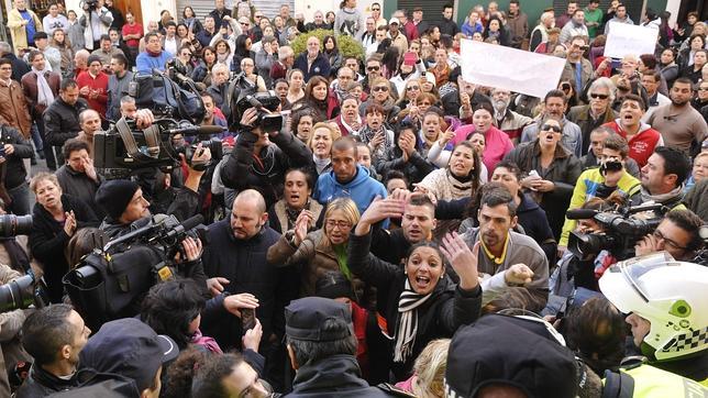 Concentración en el Ayuntamiento tras las muertes por intoxicación alimentaria