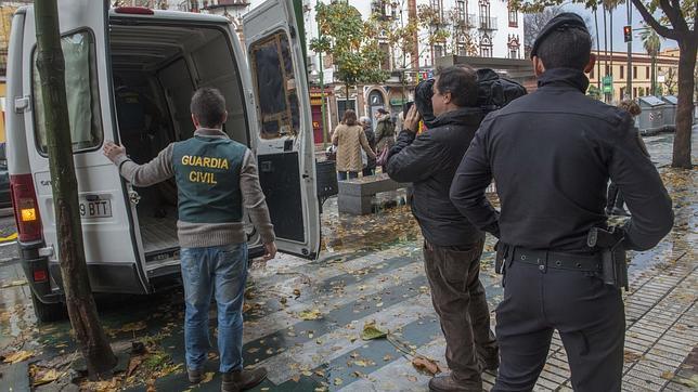 Concluye el registro policial de varias sedes de UGT-A con abundante documentación incautada