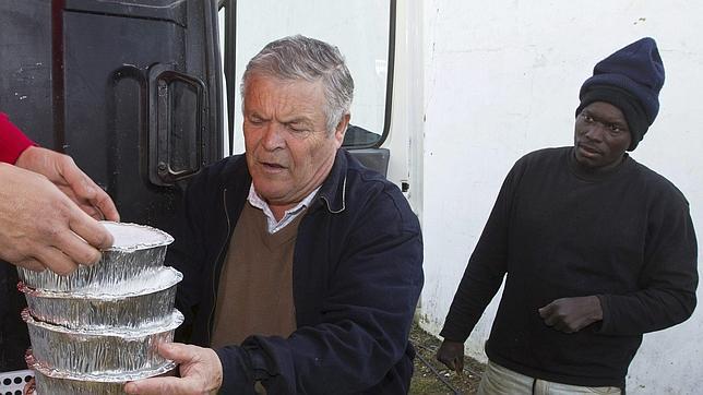 El «Papa Noel» de Lepe vuelve a repartir comida