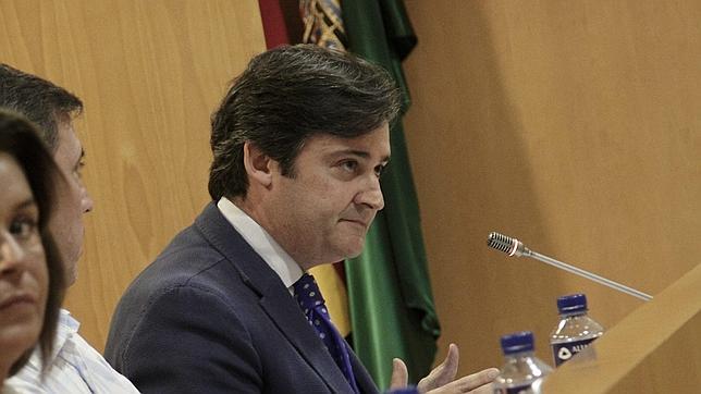 La Policía requisa dos ordenadores y contratos del Ayuntamiento de Tomares