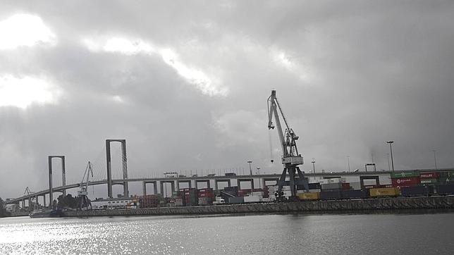 El dragado de profundización del río, varado en la Junta de Andalucía