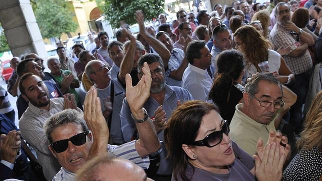 Sindicalistas se concentraron en los juzgados e increparon a Alaya por las detenciones