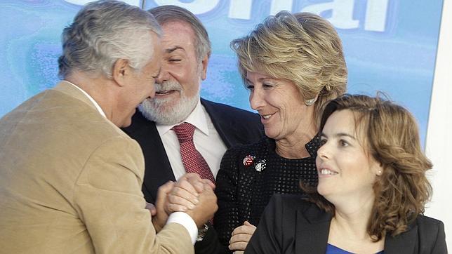 Aguirre: «Con el dedo divino me refería a Arenas, el presidente de honor del PP-A»