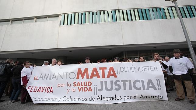 Afectados por el amianto reclaman a la empresa Uralita más de cuatro millones