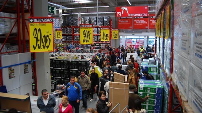 Retenciones kilométricas en los accesos al nuevo Brico Depôt de Montequinto