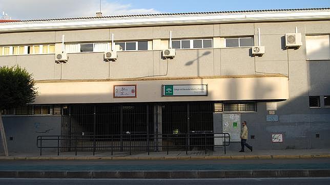 Casi 3.000 firmas para pedir a la Junta que no recorte en los colegios públicos
