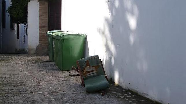 Pese a los intentos de concienciación, se sigue viendo basura en el barrio