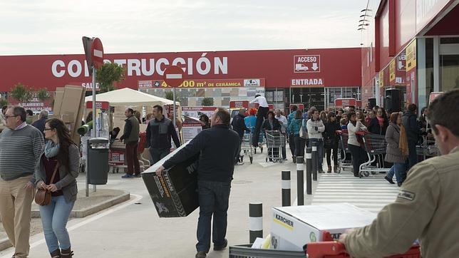 Miles de clientes acuden a la apertura del nuevo Brico Depôt de Sevilla capital