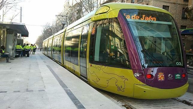 El tranvía de Jaén, hasta parado, causa accidentes de tráfico