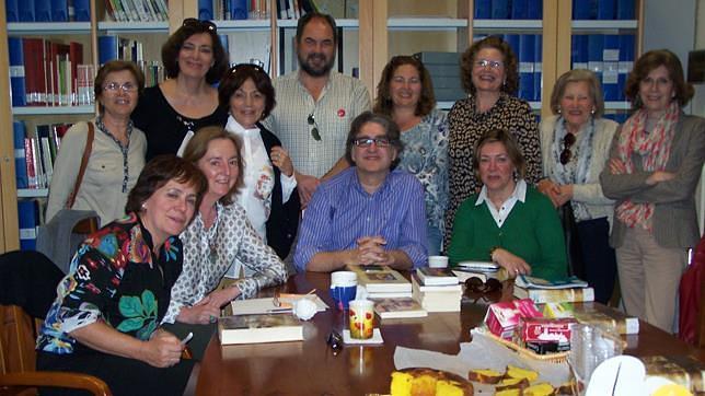 El escritor Teo Palacios participa en un encuentro del Club de Lectura Zenobia