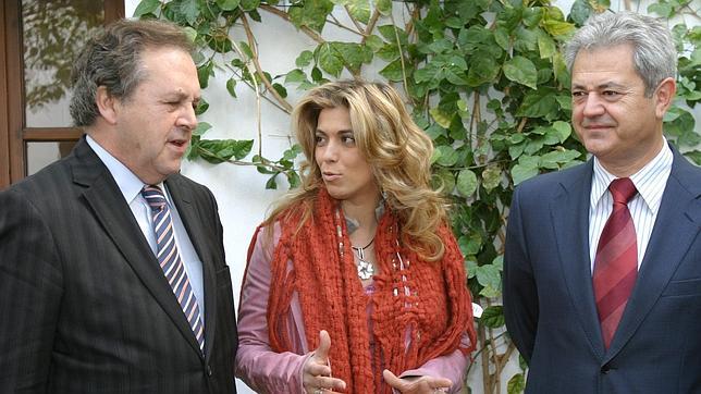 Las ayudas a Juana Martín, idea de dos consejeros de la Junta