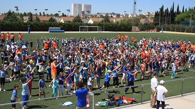 Mayores y niños se dan la mano en el III encuentro intergeneracional de Mairena
