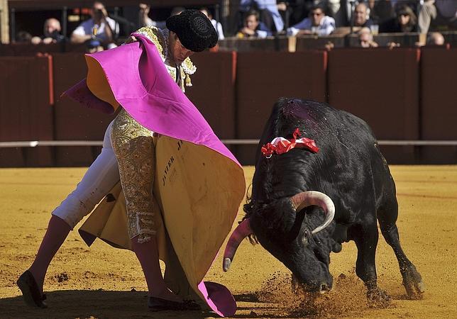 Sobresale Javier Jiménez en su alternativa con los toros más potables