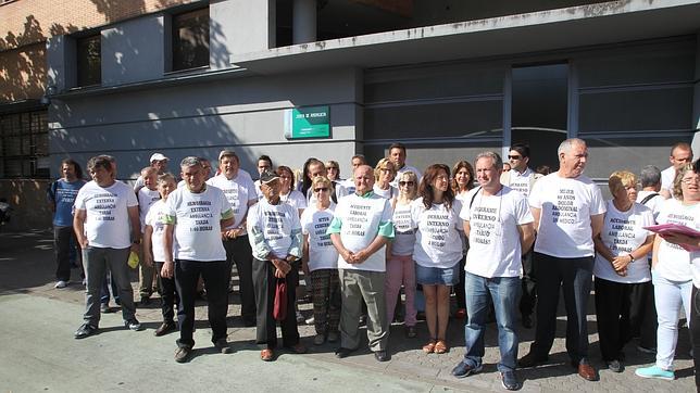 Tres alcaldes encabezan una protesta para reclamar 24 horas de médico en la Sierra Sur de Sevilla