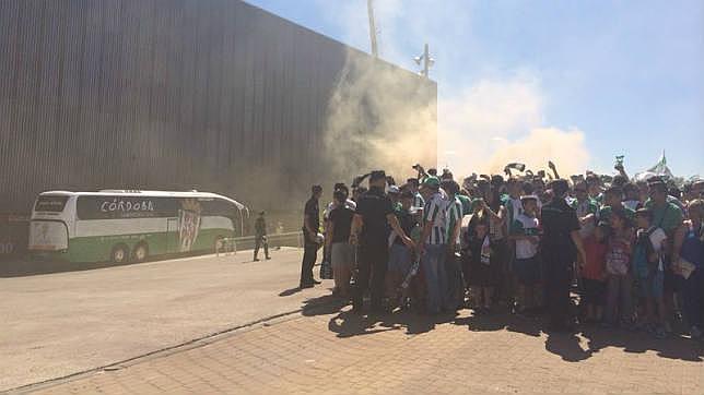 Espectacular recibimiento al Córdoba en El Arcángel