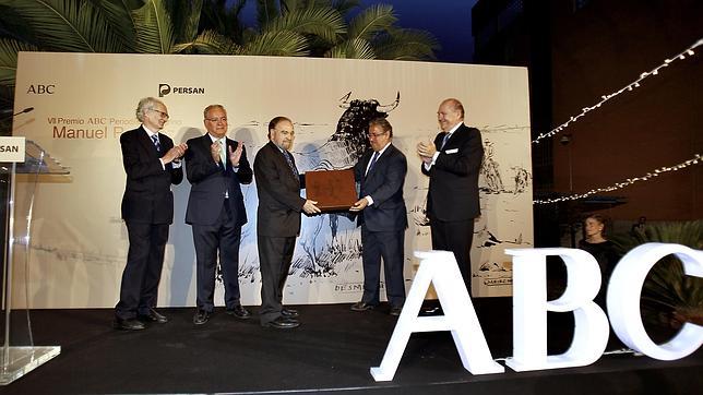 Antonio Burgos recibe el Premio Periodístico Taurino «Manuel Ramírez»