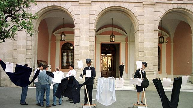 Los policías de Sevilla, en contra del reglamento anticoletas y antipiercings