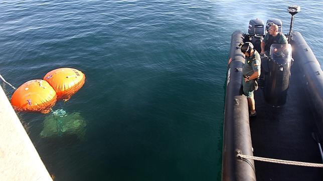 Sacan del fondo del mar uno de los bloques de hormigón tirados por Gibraltar