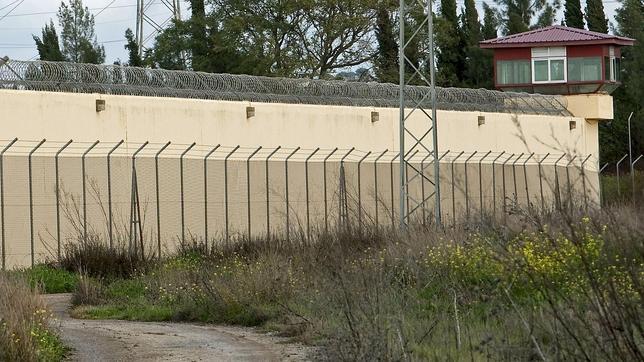 Intenta fugarse de la cárcel de Sevilla I saltando desde el tejado con unas sábanas anudadas