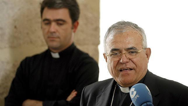 El obispo afirma que la «Iglesia no quiere privilegios, sino servir a la sociedad»