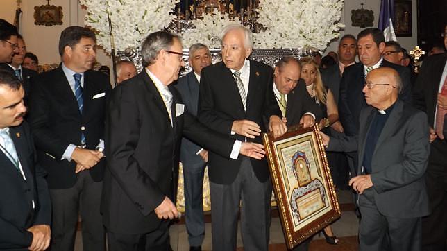El Consejo de Hermandades de Dos Hermanas rinde homenaje a Leoncio Alba