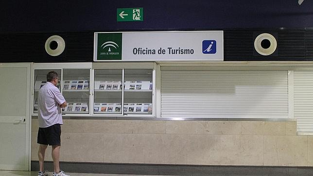 La oficina turística del aeropuerto suspende en atención al público