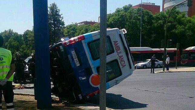 Vuelca una ambulancia cerca del centro comercial Alcampo