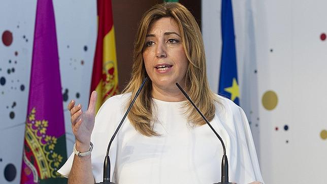 La presidenta de la Junta se interesa por las propuestas económicas de Podemos