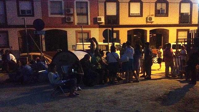 Colas durante la noche para conseguir una plaza en la Universidad Popular