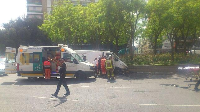 Una furgoneta choca contra la rotonda de la Plaza de Cuba