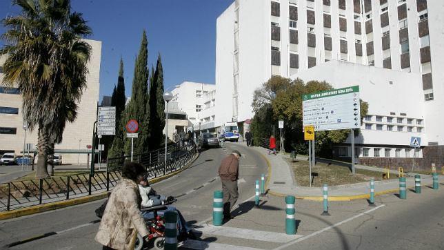 El Hospital contrata a una empresa para trasladar a Madrid pruebas de ébola