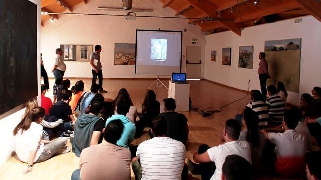 Encuentro de estudiantes y artistas en el Museo de Alcalá
