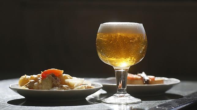 Cervezas y tapas no podían faltar en el mercado gourmet Lonja del Barranco
