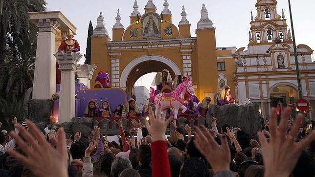 Paso por el arco de la Macarena
