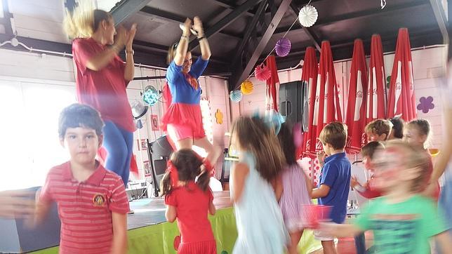 Un grupo de niños celebra un cumpleaños con animación en Cortylandia