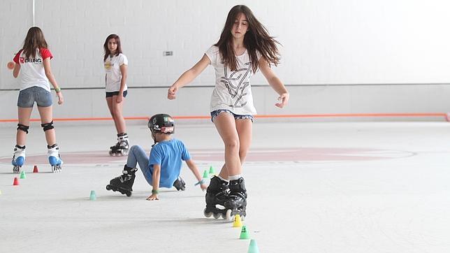 Un grupo de niños patinan sobre una de las pistas de Rolling Indoor