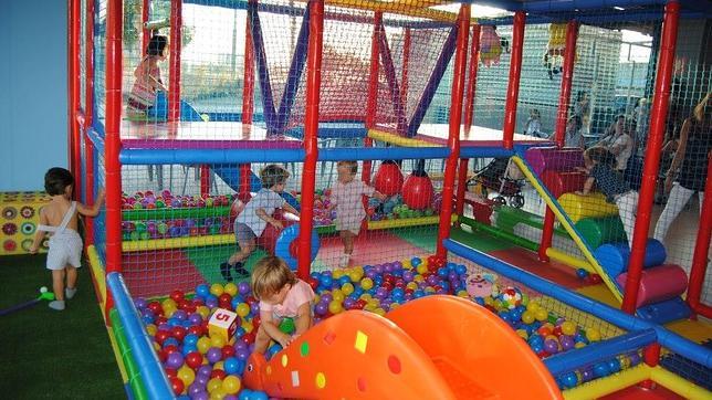 Toboganes y bolas son el delirio de los más pequeños en Tablerolandia