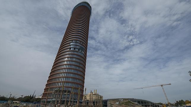 Zoido pide a la Junta que busque «una salida» para el hotel de la torre Pelli