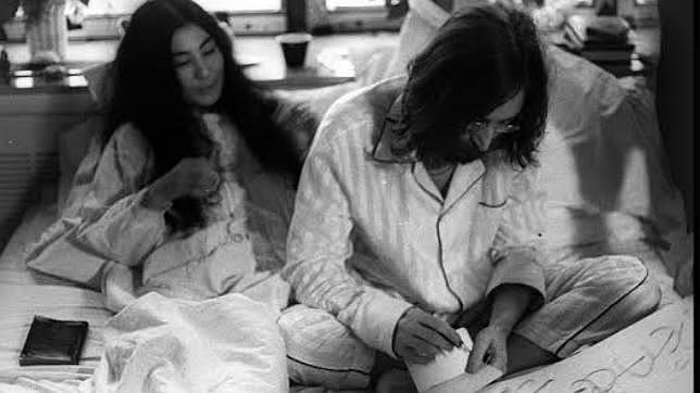 John Lennon se pone el pijama por la paz en Málaga