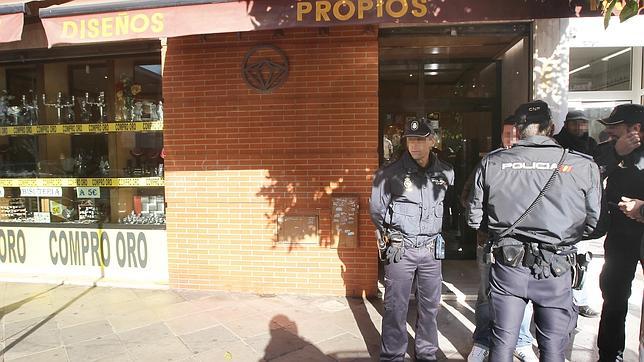 La Policía Local detiene a los dos atracadores de una joyería en Triana